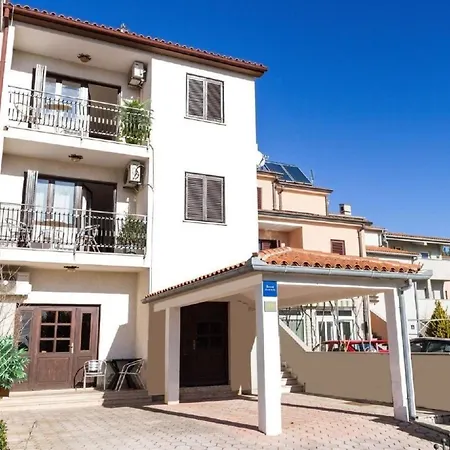 In Mit Terrasse, Grill Und Garten Apartment Pula