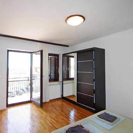 Apartment In Mit Terrasse, Grill Und Garten Pula
