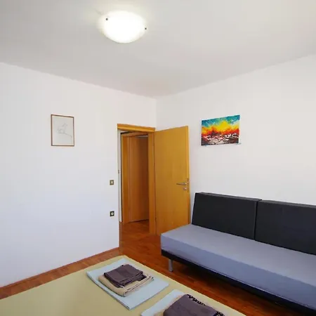Apartment In Mit Terrasse, Grill Und Garten Pula