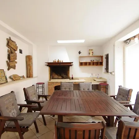 Apartment In Mit Terrasse, Grill Und Garten Pula
