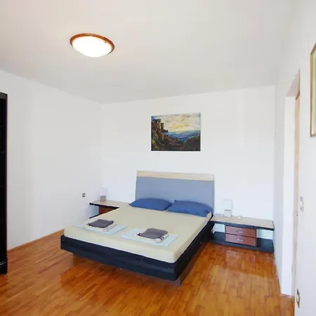 Apartment In Mit Terrasse, Grill Und Garten Pula