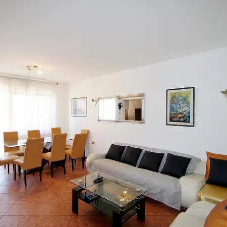 Apartment In Mit Terrasse, Grill Und Garten Pula